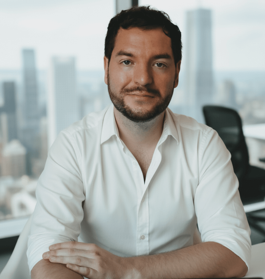 Dennis Wörner vor einer Wand